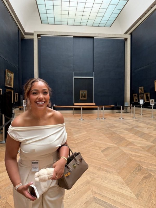 Nghi ngờ đặt chỗ? Thị trấn và bạn gái của anh ấy đã đến thăm Louvre: Rất hiếm khi thấy Mona Lisa rất gần