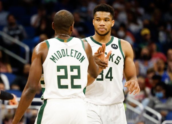 Người hâm mộ Bucks đã đăng một tin nhắn nói rằng họ nhớ Middleton, Antetokounmpo trả lời: Tôi cũng n